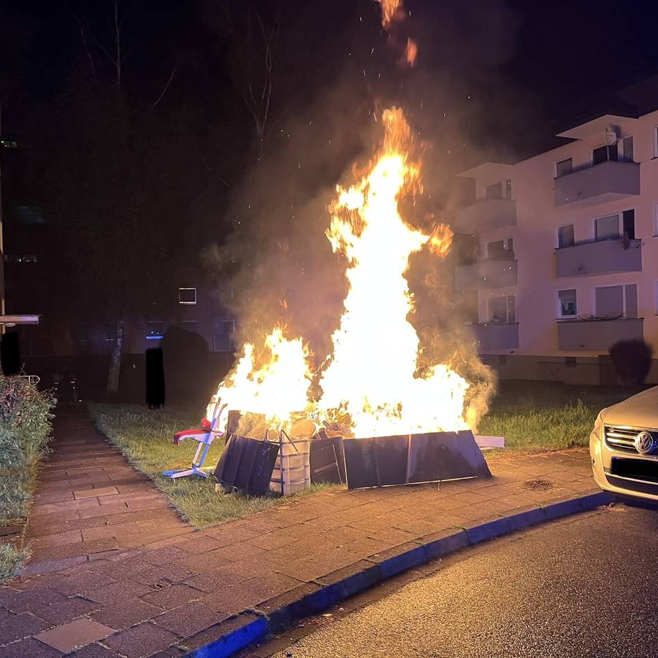 Brandursache bislang ungeklärt: Feuerwehr Dormagen: Drei Einsätze in einer Stunde
