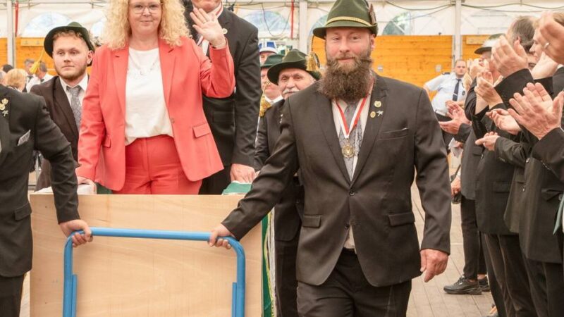 Schützenfest in Gnadental: Gnadentaler Regiment ehrt Schützenkönig und Oberst