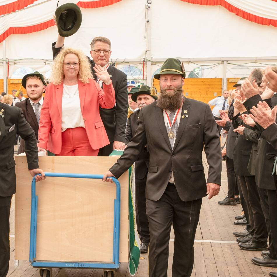 Schützenfest in Gnadental: Gnadentaler Regiment ehrt Schützenkönig und Oberst