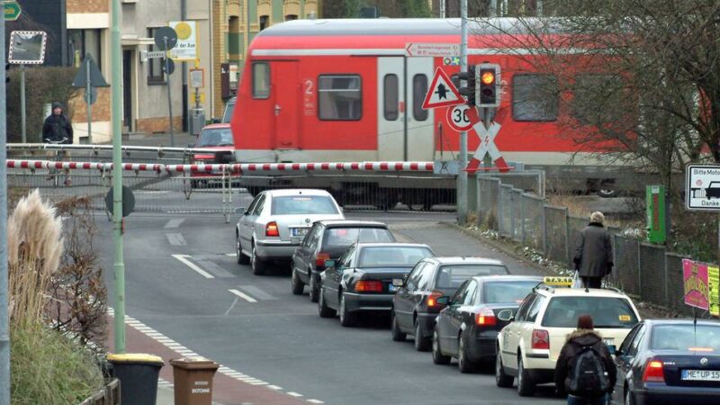 Längere Wartezeiten: Probleme am Bahnübergang Rosenstraße