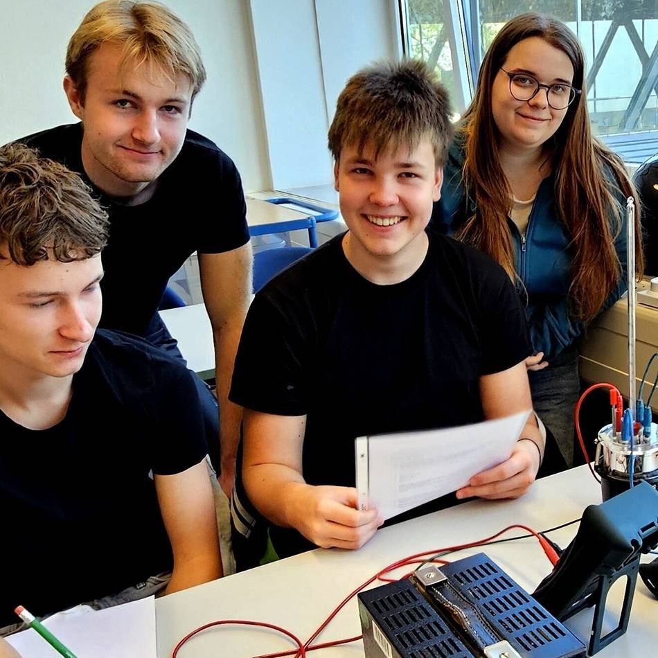 Robert-Schuman-Europaschule: Elftklässler experimentieren an der Hochschule
