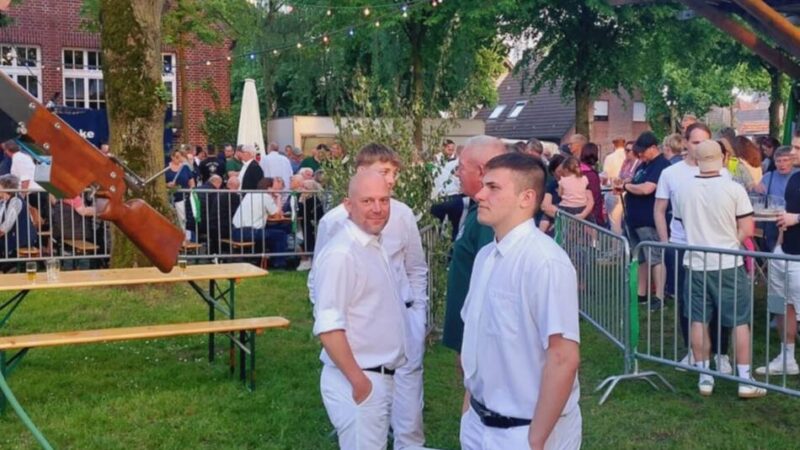 Historische Bruderschaften verschmelzen: Sonsbecks Schützen feiern mit Maifest neue Ära