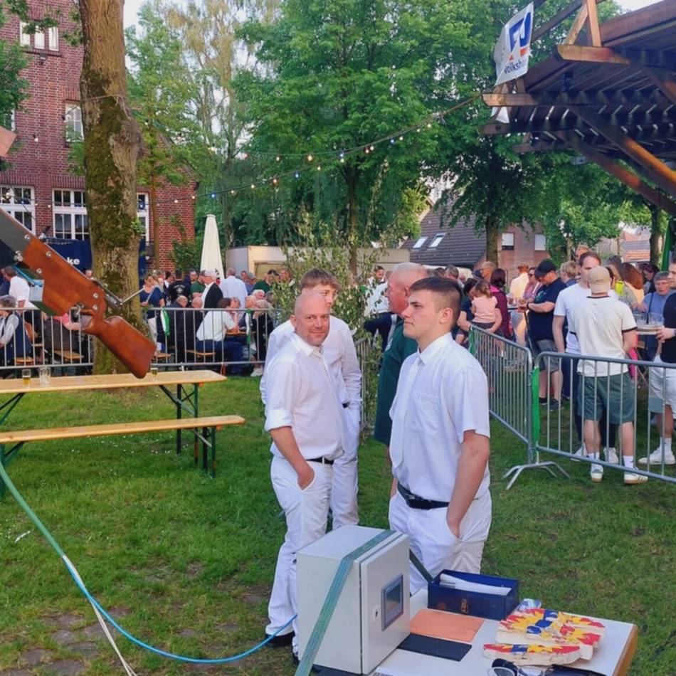 Historische Bruderschaften verschmelzen: Sonsbecks Schützen feiern mit Maifest neue Ära