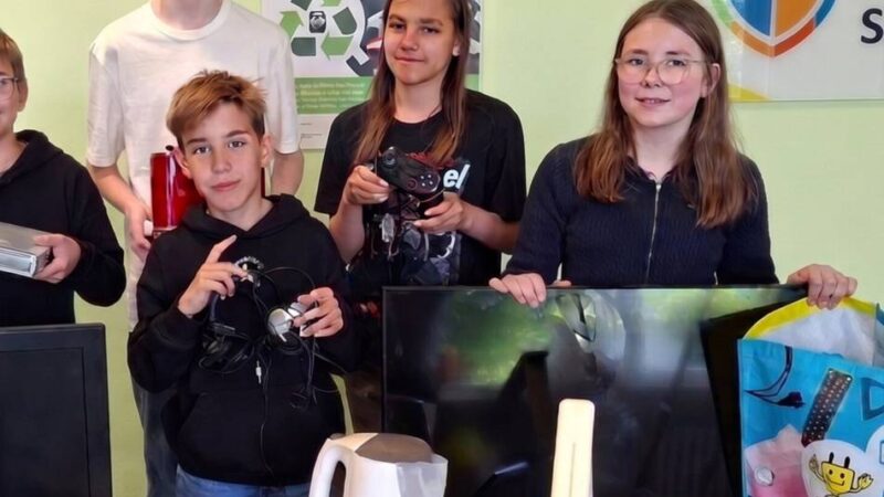 Sechstklässler aus Sonsbeck sammeln Elektroschrott: Gold und Kupfer aus dem Keller – Schüler retten Rohstoffe