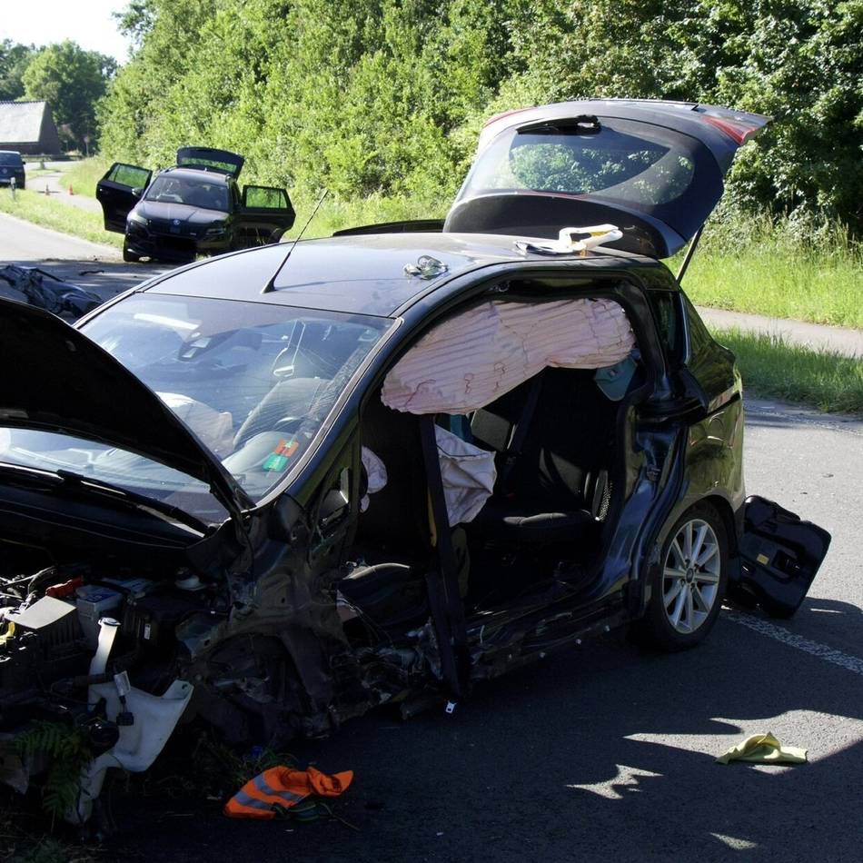 Frontal zusammengestoßen: Drei Menschen bei Unfall in Tönisberg schwer verletzt