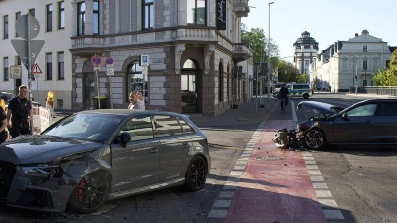 Feuerwehr Mönchengladbach im Einsatz: Vier Personen nach Unfall im Krankenhaus