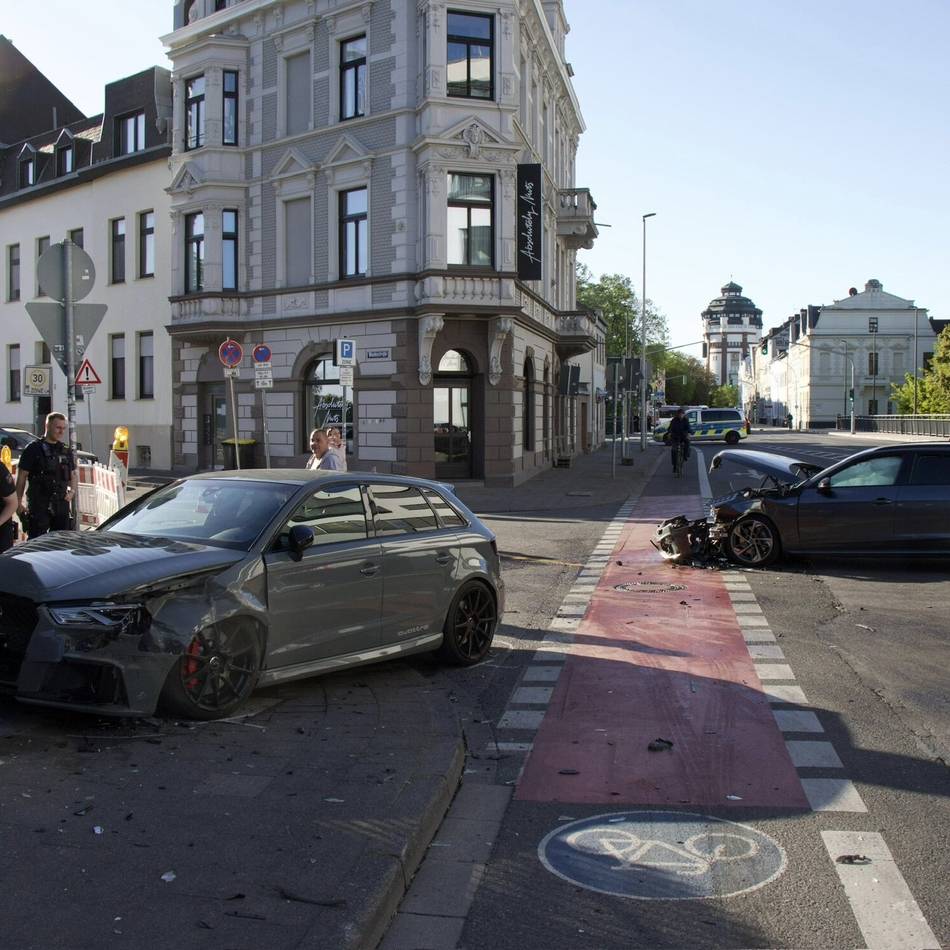 Feuerwehr Mönchengladbach im Einsatz: Vier Personen nach Unfall im Krankenhaus