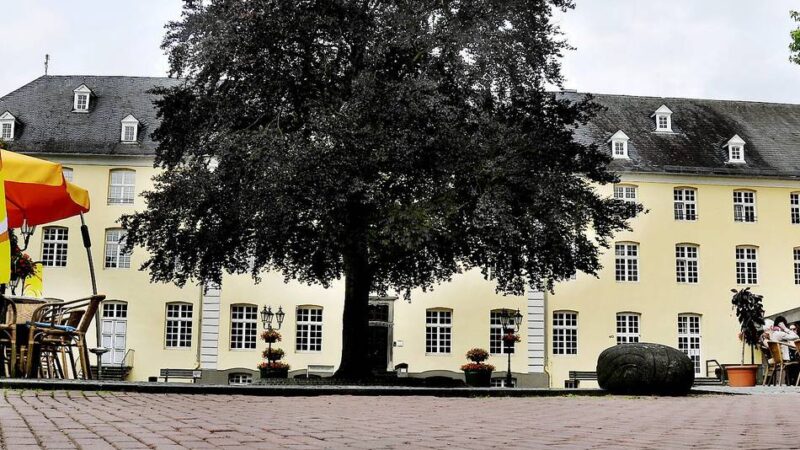 Bürgermeister weist Kritik zurück: Brüggen diskutiert über Johnens Vorzimmer-Stelle