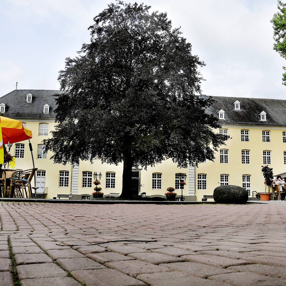 Bürgermeister weist Kritik zurück: Brüggen diskutiert über Johnens Vorzimmer-Stelle