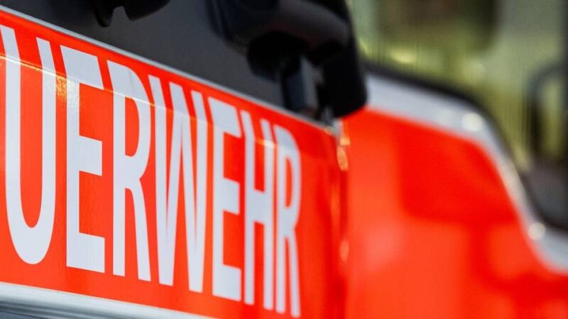 Einsatz der Freiwilligen Feuerwehr: In Alpen brennt eine Parkbank an der Sekundarschule