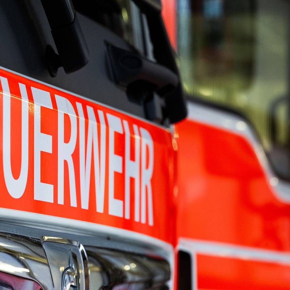 Einsatz der Freiwilligen Feuerwehr: In Alpen brennt eine Parkbank an der Sekundarschule