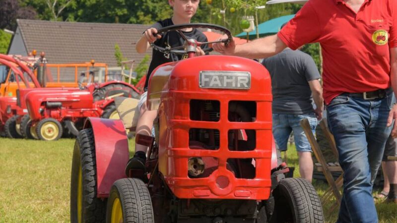 Oldtimer-Fest in Kranenburg: Großes Treckertreffen wie ein Abenteuerspielplatz
