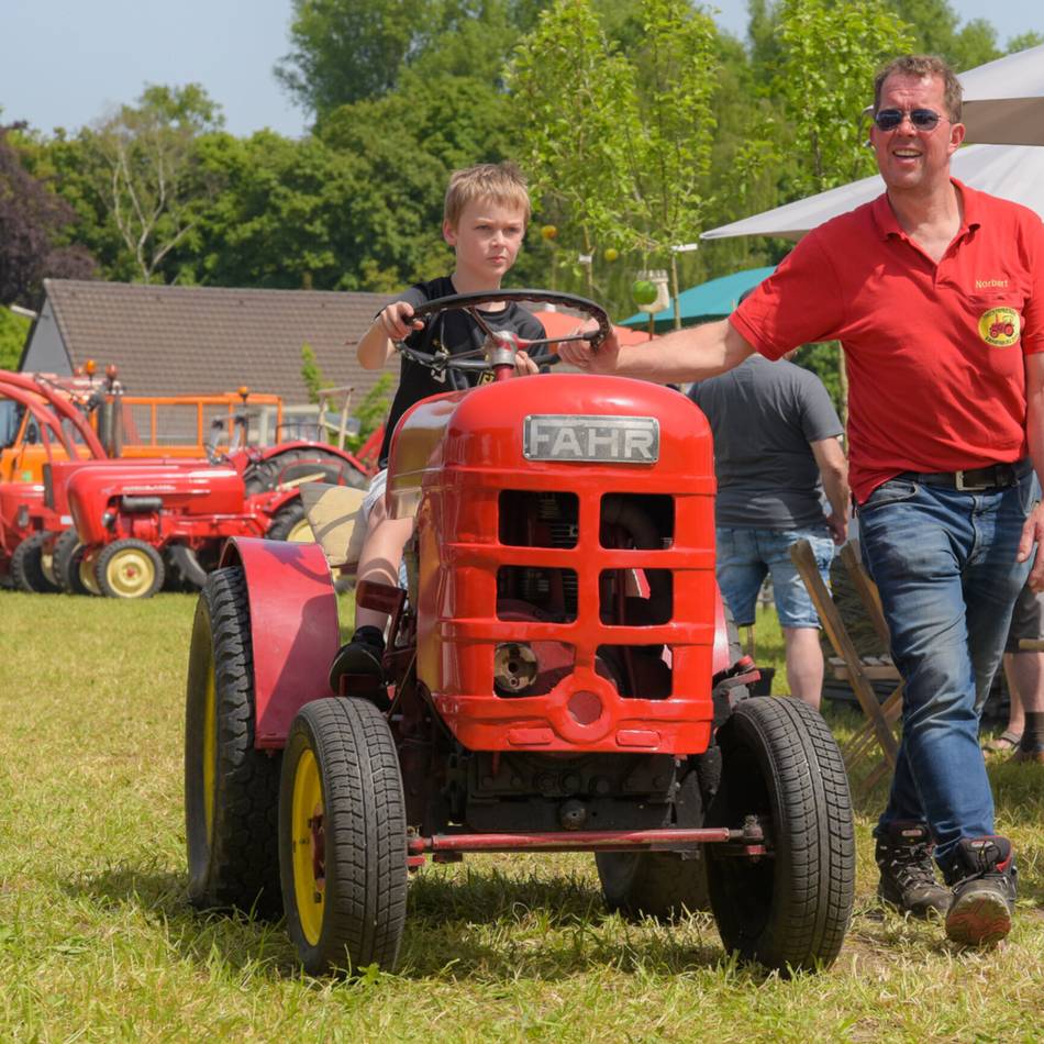 Oldtimer-Fest in Kranenburg: Großes Treckertreffen wie ein Abenteuerspielplatz