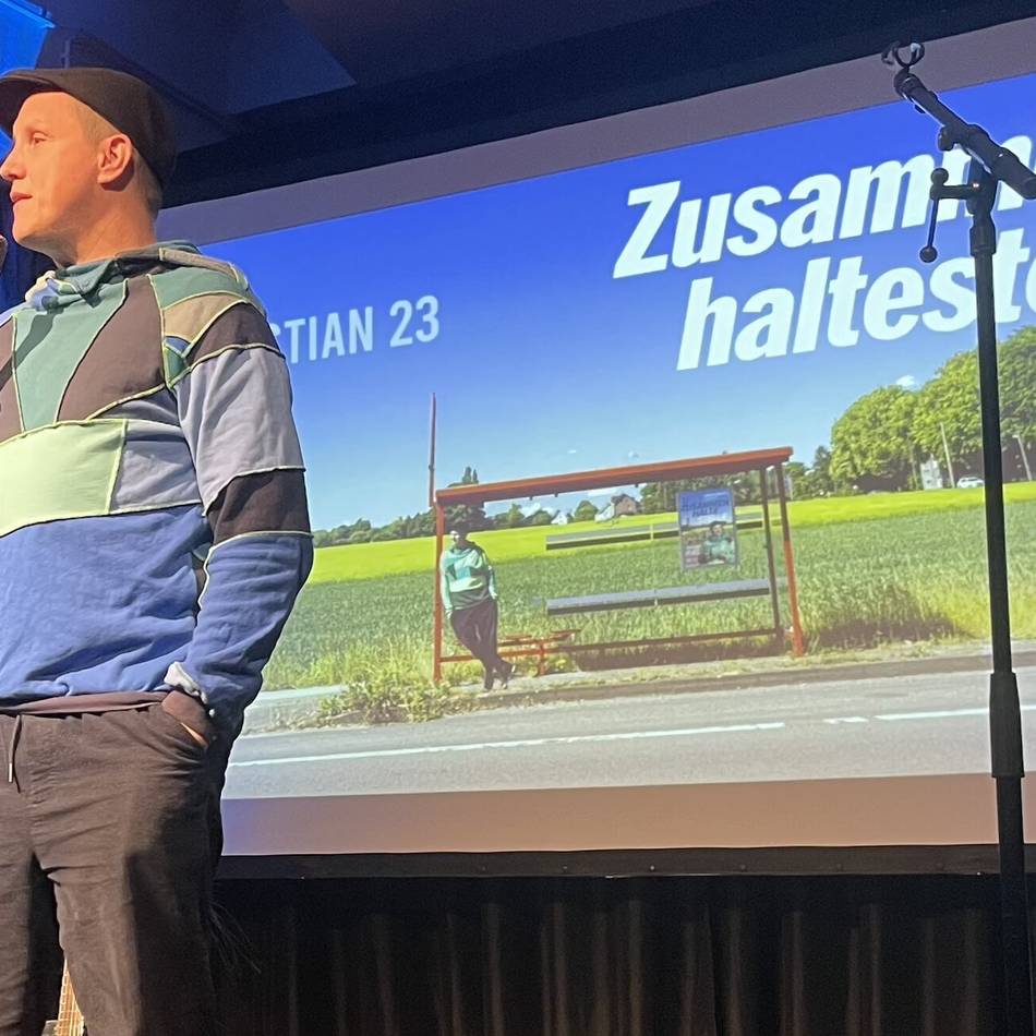 Kabarett im Südbahnhof Krefeld: Warum das Wort „vegan“ sofort Streit auslöst