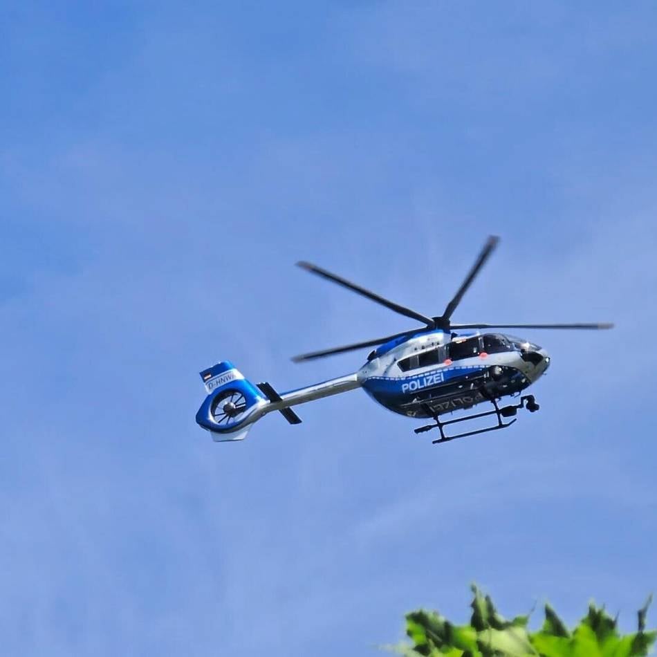 Polizeihubschrauber über Leverkusen: 25-Jähriger irrt blutverschmiert durchs Ölbachtal