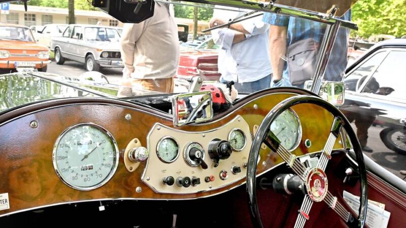Saisoneröffnung in Krefeld: Oldtimer treffen sich auf der Rennbahn