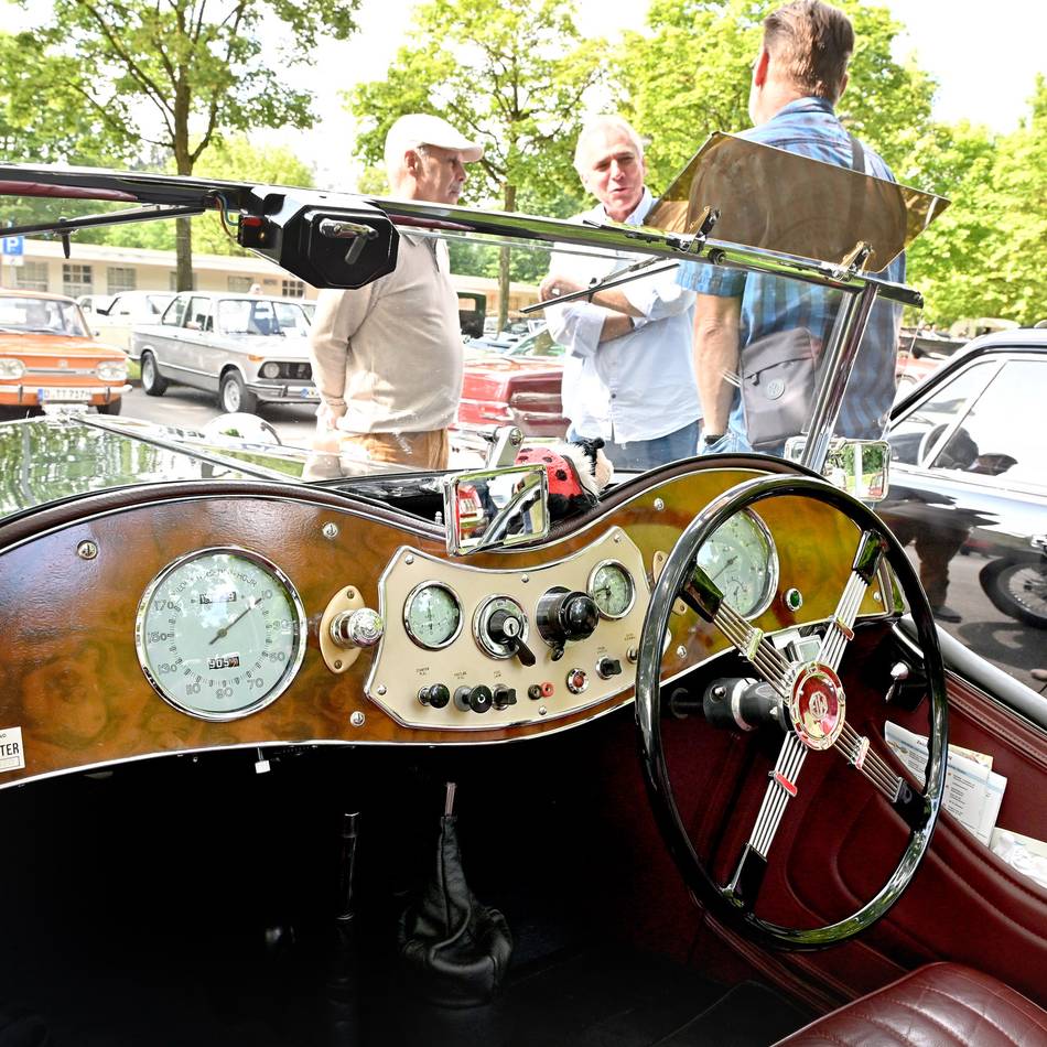 Saisoneröffnung in Krefeld: Oldtimer treffen sich auf der Rennbahn