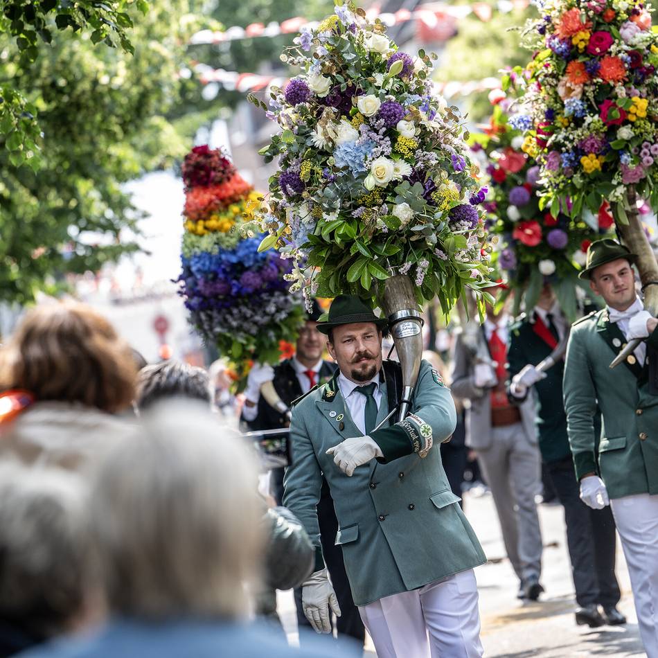 Brauchtum in Meerbusch Die Schützen feiern ab Freitag – mit Kirmes, Paraden und den „Höhnern“.:  Die Schützen feiern ab Freitag – mit Kirmes, Paraden und den „Höhnern“