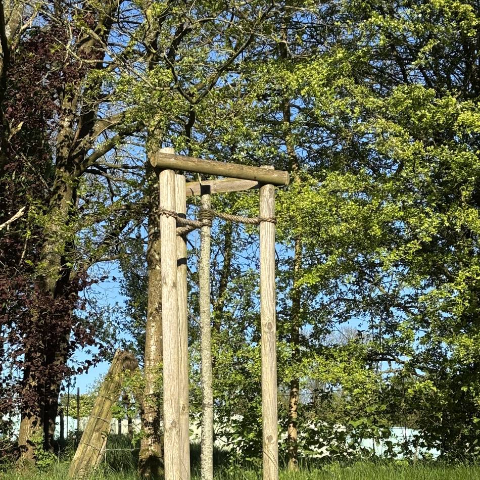 An der B229 in Radevormwald: Hat sich hier jemand illegal Maibäume geholt?