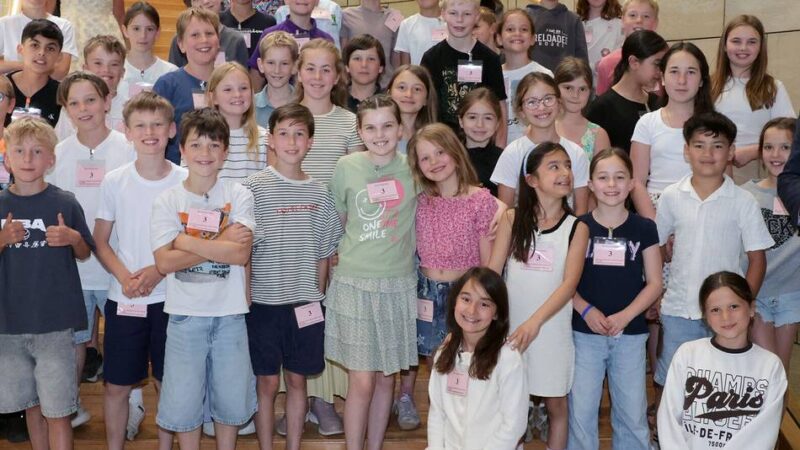 Demokratie erleben: Schüler aus Isenbügel sitzen auf Abgeordnetenplätzen