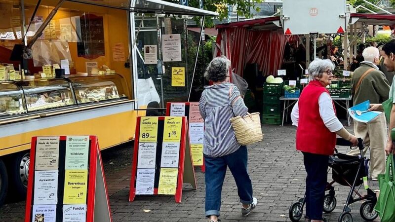 Aktion in Leverkusen-Opladen: Polizei warnt Marktbesucher vor Trickbetrügern