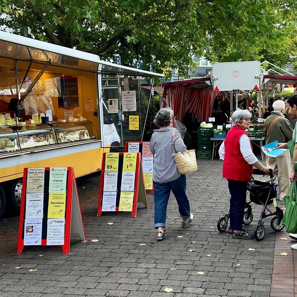 Aktion in Leverkusen-Opladen: Polizei warnt Marktbesucher vor Trickbetrügern