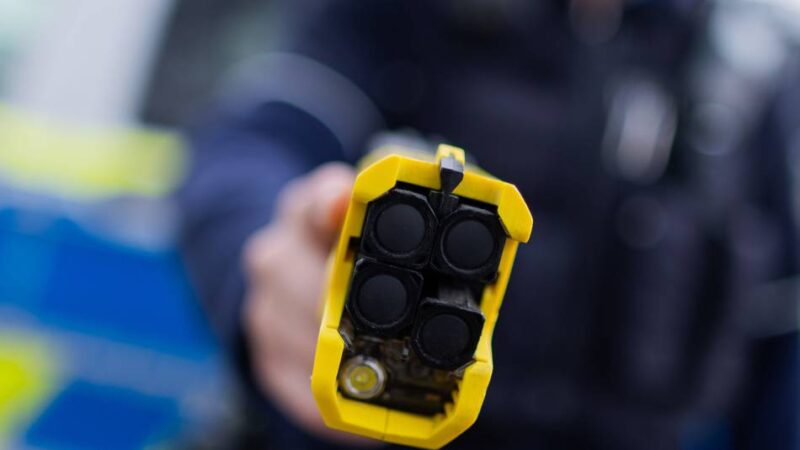 Polizeieinsatz in Duisburg: Schlägerei eskaliert – Polizei setzt Taser gegen 22-Jährigen ein
