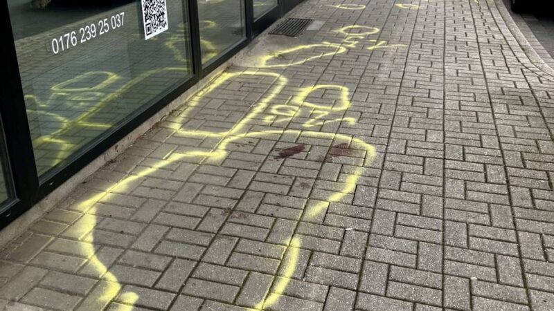Blutige Auseinandersetzung: Messerattacke vor Café in Moers – Tatverdächtiger wieder auf freiem Fuß