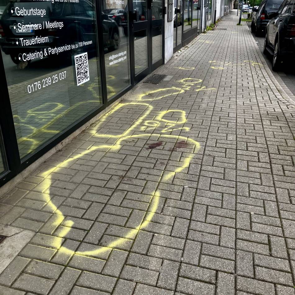 Blutige Auseinandersetzung: Messerattacke vor Café in Moers – Tatverdächtiger wieder auf freiem Fuß