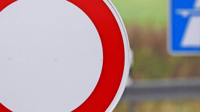 Baustellenampel regelt einspurige Verkehrsführung – voraussichtlich noch zwei Wochen lang.: Arbeiten am Kreisel Nevigser Straße
