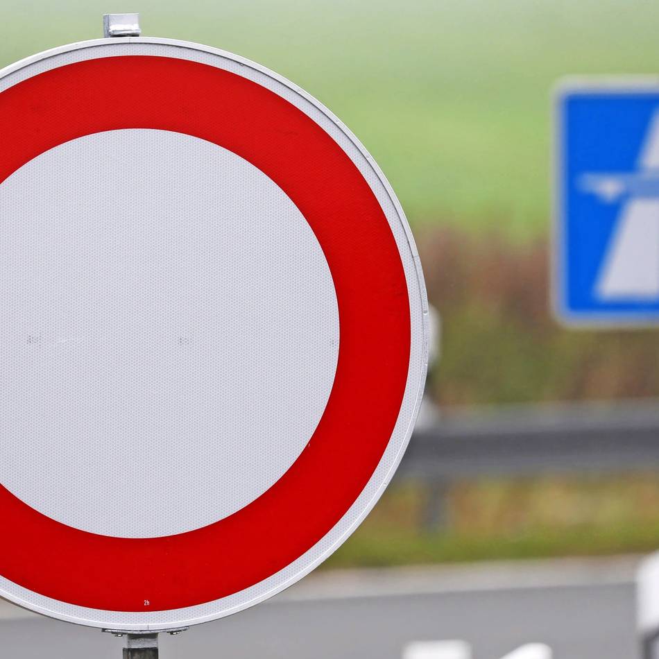 Baustellenampel regelt einspurige Verkehrsführung – voraussichtlich noch zwei Wochen lang.: Arbeiten am Kreisel Nevigser Straße
