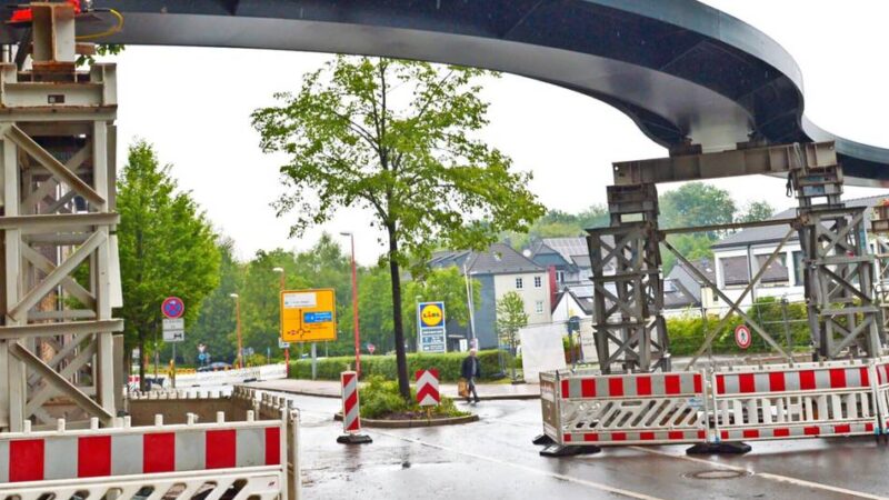 Weil die 35 Meter lange Brücke derzeit auf Hilfskonstruktionen ruht, bleibt die Güterstraße wochenlang gesperrt: Direktverbindung vom Panorama-Radweg in Velberts City ist Ende des Jahres fertig