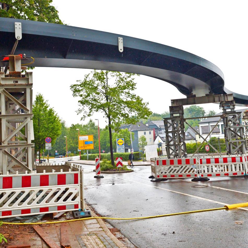 Weil die 35 Meter lange Brücke derzeit auf Hilfskonstruktionen ruht, bleibt die Güterstraße wochenlang gesperrt: Direktverbindung vom Panorama-Radweg in Velberts City ist Ende des Jahres fertig