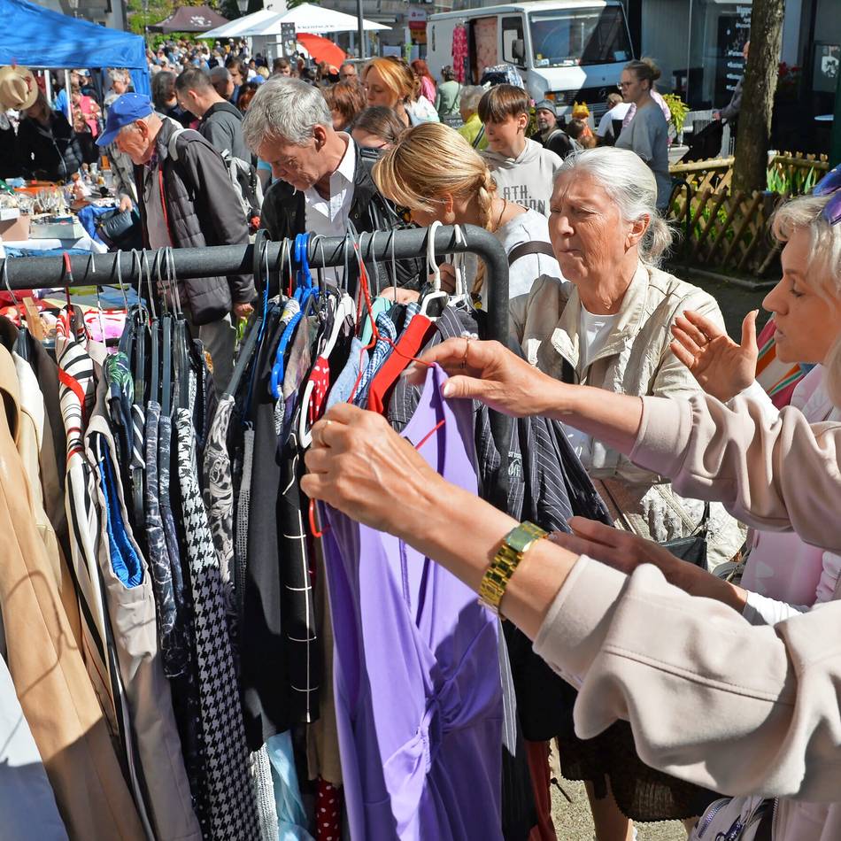 Eröffnung der Wallfahrt, großer Trödelmarkt und Kinderfest am Schloss zogen viele Besucher an: Viele Menschen drängten sich durch Neviges