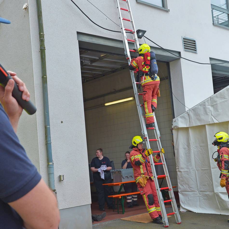 Harmonische Party beim Tag der offenen Tür am Gerätehaus Siebeneicker Straße: Feuerwehr zeigte Rettung aus einem „brennenden Gebäude“