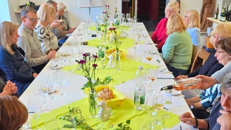 Kulinarischer Abend im Corneliushaus begeistert die Besucherinnen und Besucher: Abend mit Wissen rund um Wein und Käse