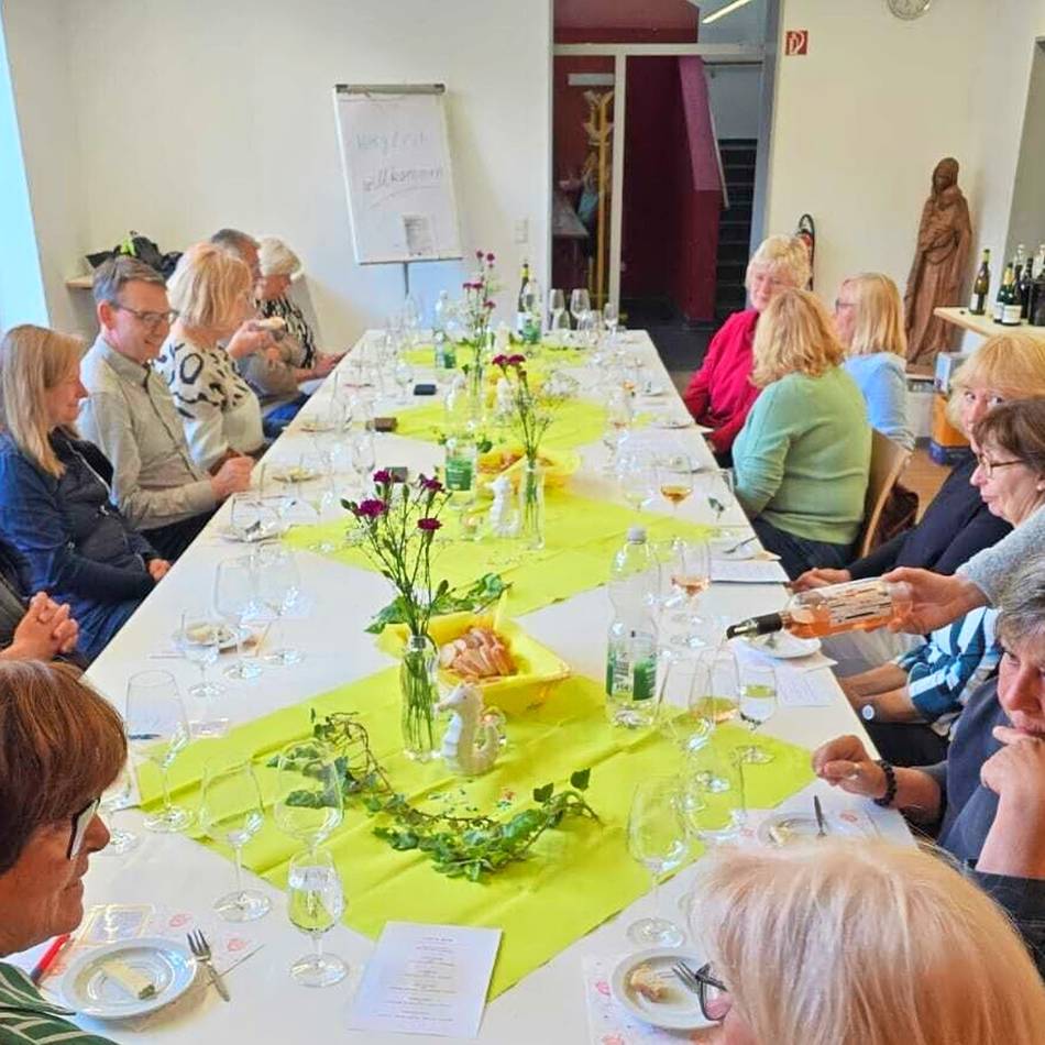 Kulinarischer Abend im Corneliushaus begeistert die Besucherinnen und Besucher: Abend mit Wissen rund um Wein und Käse