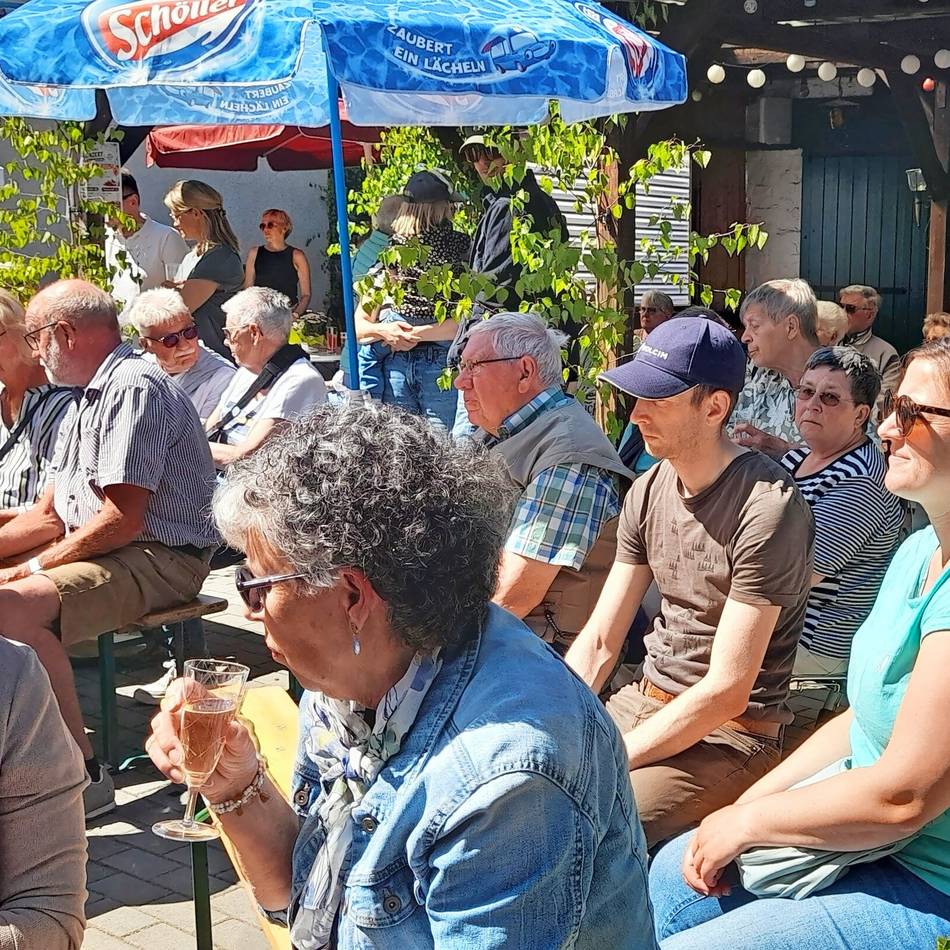 Das Maikonzert des Kalkstädter Musikvereins bot beschwingte Klänge und war in der warmen Sonne bestens besucht : Familiäres Frühlingsfest mit tollem Ambiente