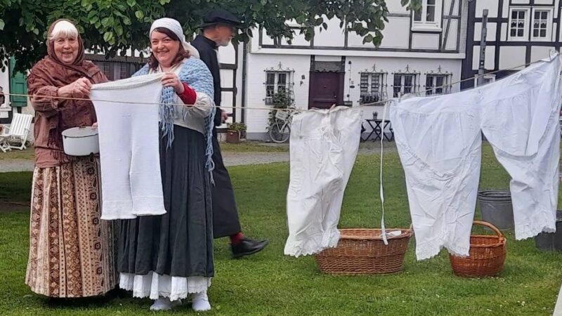 Die historische Stadtführung von Christa Hoffmann brachte die Teilnehmerinnen und Teilnehmer auf eine spannende Zeitreise: Waschfrauen gaben sich ein Stelldichein