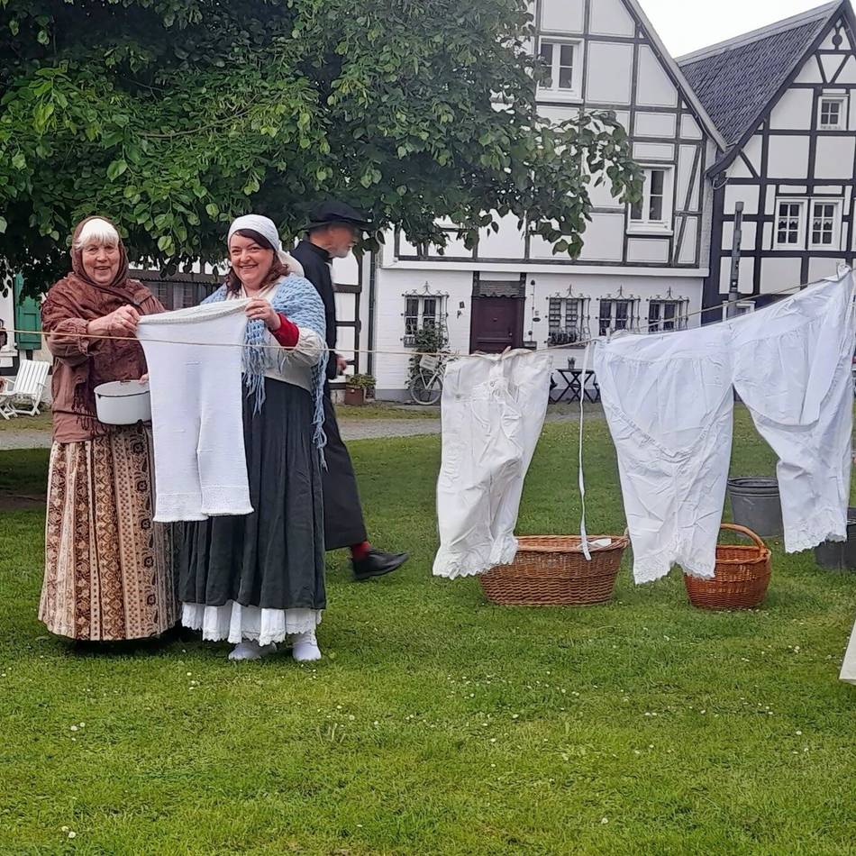 Die historische Stadtführung von Christa Hoffmann brachte die Teilnehmerinnen und Teilnehmer auf eine spannende Zeitreise: Waschfrauen gaben sich ein Stelldichein
