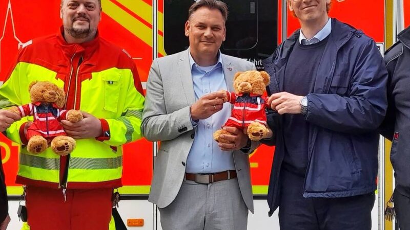 Spende von Lhoist: „Florian“ und „Herbert“ helfen Kindern in Rettungseinsätzen : 100 plüschige Rettungsbären gegen die Angst