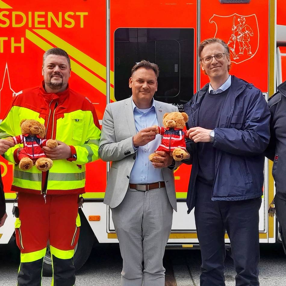 Spende von Lhoist: „Florian“ und „Herbert“ helfen Kindern in Rettungseinsätzen : 100 plüschige Rettungsbären gegen die Angst