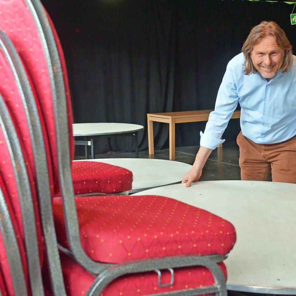 Nachdem sich der Markt für Fenstervorhänge gedreht hat, geht Clemens Bender in Richtung Unterhaltung: Tönisheider Musikalienhändler lässt es
in ehemaliger Gardinenfabrik krachen