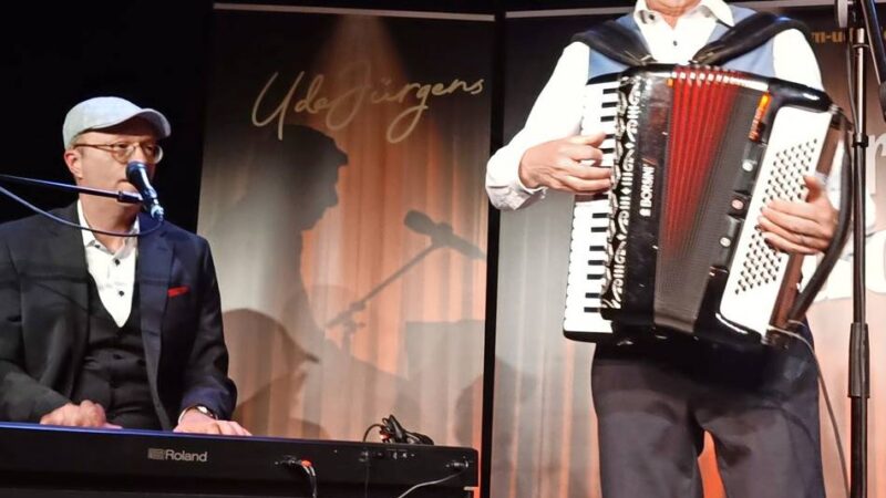 „Wenn der Peter mit dem Udo“ – neues Programm feiert begeisternde Premiere im WIR-Haus: Nostalgie, Humor und musikalische Klasse