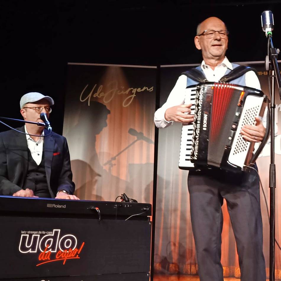 „Wenn der Peter mit dem Udo“ – neues Programm feiert begeisternde Premiere im WIR-Haus: Nostalgie, Humor und musikalische Klasse