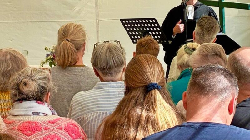 Gemeinde nach Brand in Wermelskirchen: Gottesdienst auf Bierbänken – Glockengeläut per Smartphone