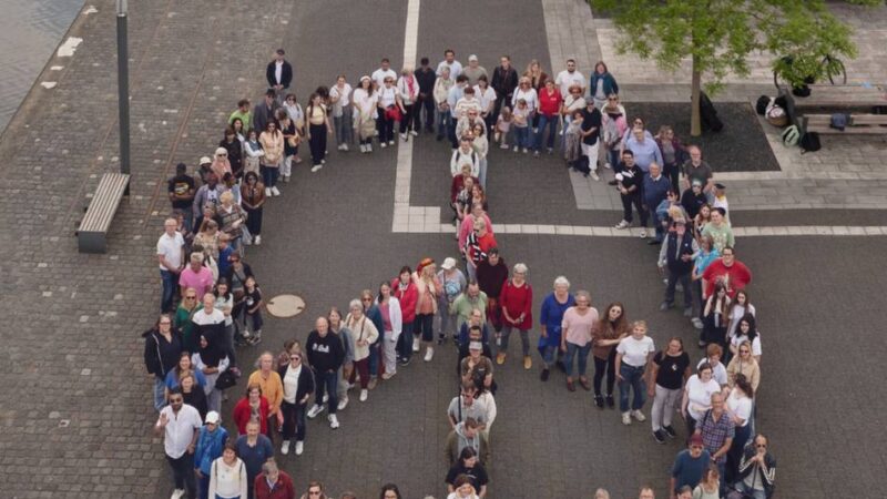 Aktion in Kleve: 150 Menschen bilden Peace-Zeichen auf Hochschul-Campus