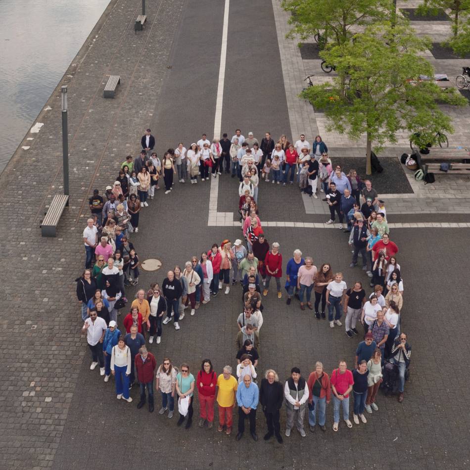 Aktion in Kleve: 150 Menschen bilden Peace-Zeichen auf Hochschul-Campus