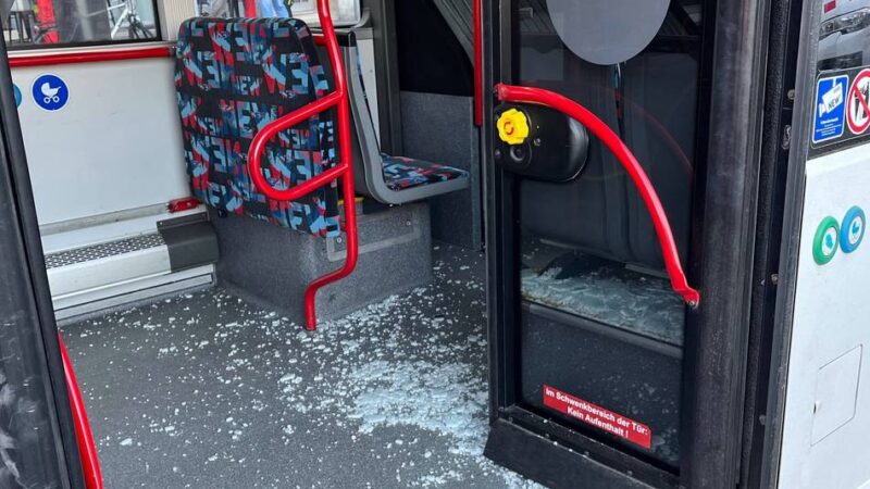 Phänomen in Mönchengladbach: Immer mehr Menschen stürzen in Bussen – wer haftet?