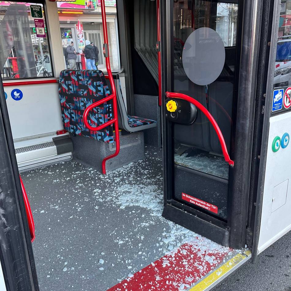 Phänomen in Mönchengladbach: Immer mehr Menschen stürzen in Bussen – wer haftet?
